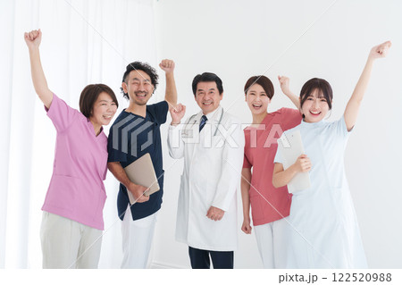 ガッツポーズする医療チーム(複数人・多人数・大人数、集団) ガッツポーズする医療チーム(複数人・多人数・大人数、集団) 122520988