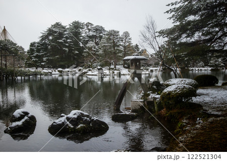 冬の兼六園~霞ヶ池~(金沢市-石川県) 冬の兼六園~霞ヶ池~(金沢市-石川県) 122521304