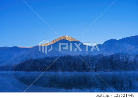朝日を浴びて輝く晩秋の焼岳の情景 122521449