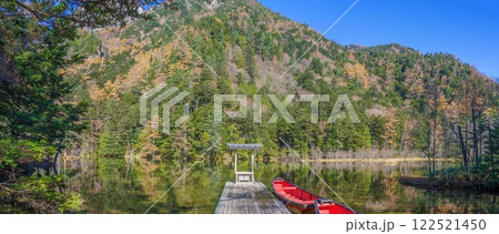 青空バックに見る静寂に包まれた晩秋の明神池のパノラマ情景 122521450
