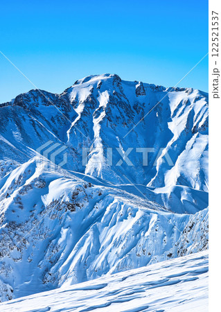 冠雪の北アルプスの五竜岳 122521537