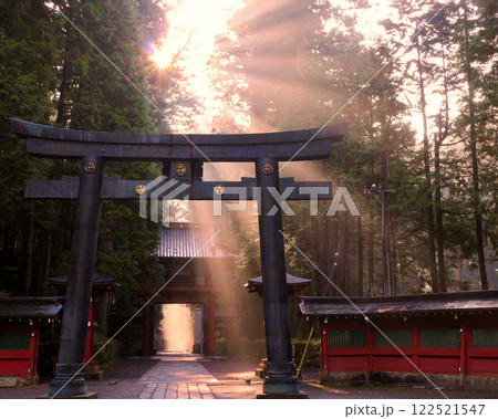 日光市 日光二荒山神社の鳥居と光芒 日光市 日光二荒山神社の鳥居と光芒 122521547