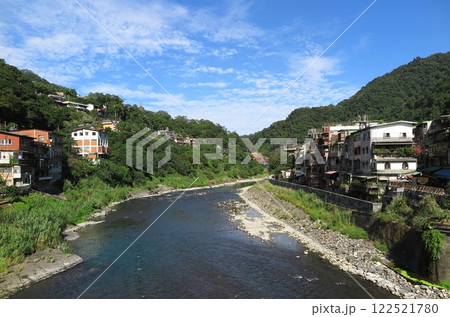 台北近郊の山間に沸く温泉地、烏來：温泉街の中心を流れる南勢渓 122521780