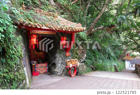 台北近郊の山間に沸く温泉地、烏來：ロープウェイの終点から山上の公園「雲仙楽園」へ上る遊歩道の一角 122521785