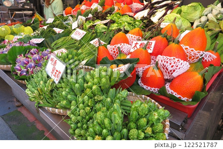 台北近郊の山間に沸く温泉地、烏來：特産の野菜などが並ぶ烏來老街の店先 122521787