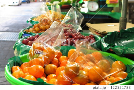 台北近郊の山間に沸く温泉地、烏來：烏來老街の店先に並ぶ、カラフルな果物 122521788