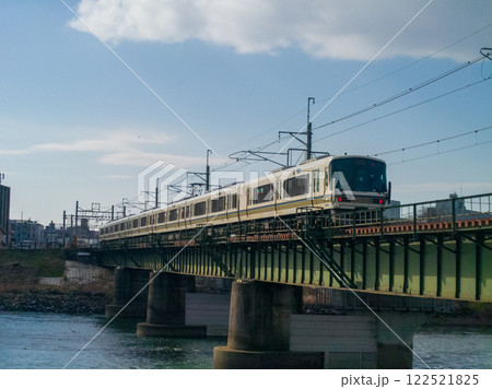 宇治川に架かる鉄橋を渡る奈良線 122521825