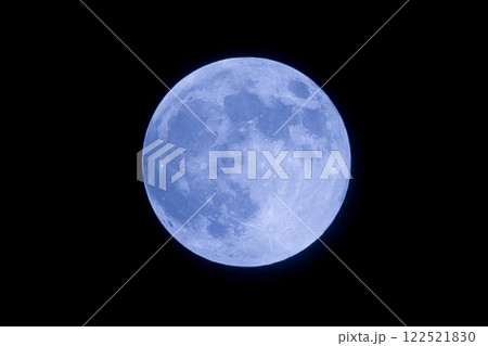 夜空に浮かぶ月　ブルームーン 122521830
