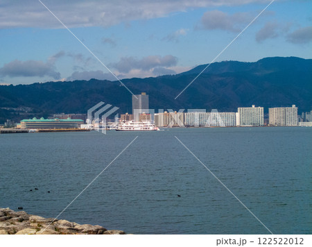 滋賀県 なぎさ公園から見える湖畔の景色 122522012