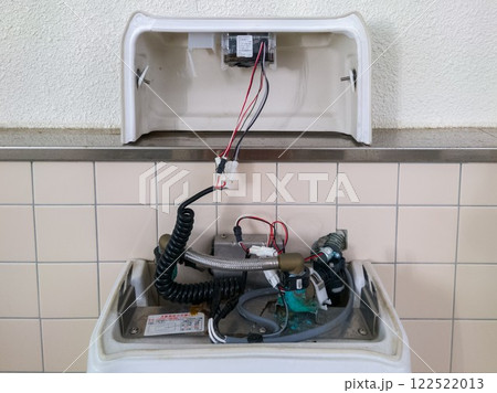 修理中の男子トイレの小便器 122522013