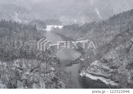 福島県三島町　雪の舞う只見線の風景 122522046