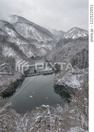 福島県三島町 雪の舞う只見線の風景 福島県三島町 雪の舞う只見線の風景 122522051