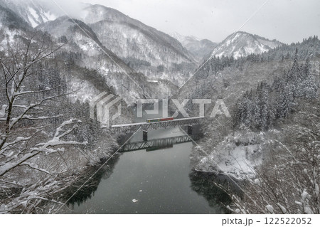 福島県三島町 雪の舞う只見線の風景 福島県三島町 雪の舞う只見線の風景 122522052