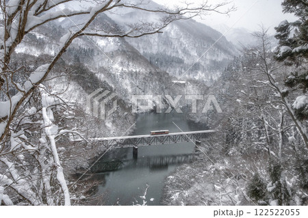 福島県三島町　雪の舞う只見線の風景 122522055