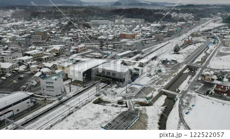 雪景色の西高屋新駅舎の空撮1 122522057