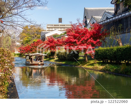 京都 伏見を流れる湊川と十石舟の秋の景色 京都 伏見を流れる湊川と十石舟の秋の景色 122522060