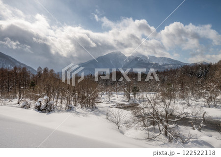 福島県北塩原村　裏磐梯の雪原の風景 122522118