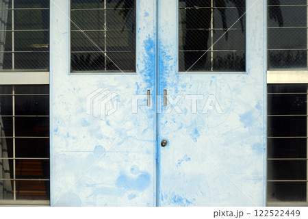 小豆島旧戸形小学校跡地の体育館の引戸 小豆島旧戸形小学校跡地の体育館の引戸 122522449