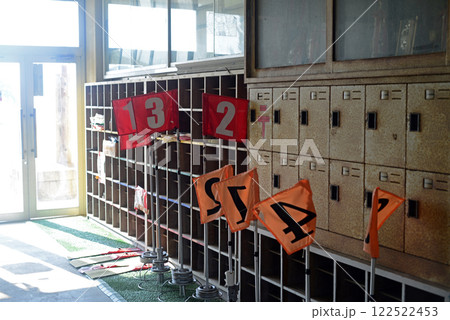 小豆島旧戸形小学校跡の玄関 122522453