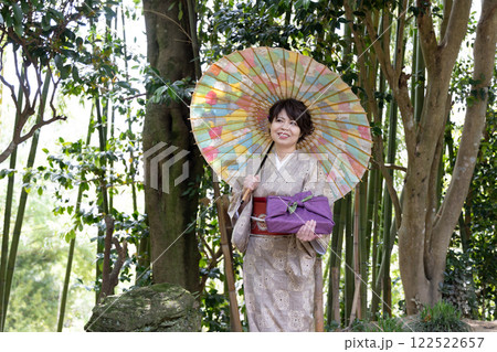 竹林の中 日傘をさす着物姿の女性 竹林の中 日傘をさす着物姿の女性 122522657