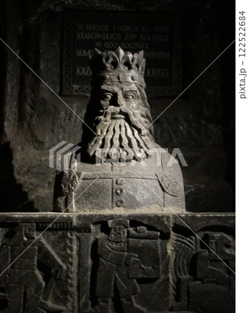 ヴィエリチカ岩塩坑のカジミエシュ3世の間　塩でできたカジミエシュ3世の像（ポーランド） 122522684