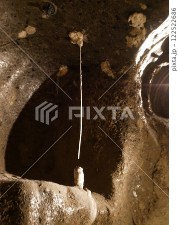 ヴィエリチカ岩塩坑の塩筍（ポーランド） 122522686