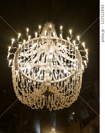 ヴィエリチカ岩塩坑の聖キンガ礼拝堂　塩でできたシャンデリア（ポーランド） 122522692