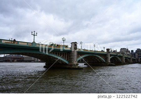 テムズ川に架かるサザーク橋 122522742