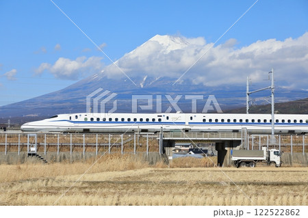 富士山を背に田園を走る東海道新幹線(N700S) 富士山を背に田園を走る東海道新幹線(N700S) 122522862