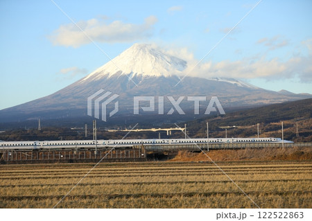 富士山を背に田園を走る東海道新幹線 122522863