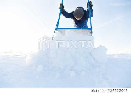 除雪する男性 除雪する男性 122522942