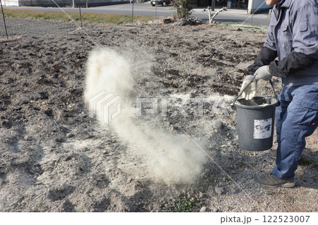 冬の土作り　米ぬか撒き 122523007