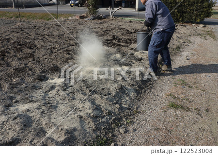 冬の土作り　米ぬか撒き 122523008