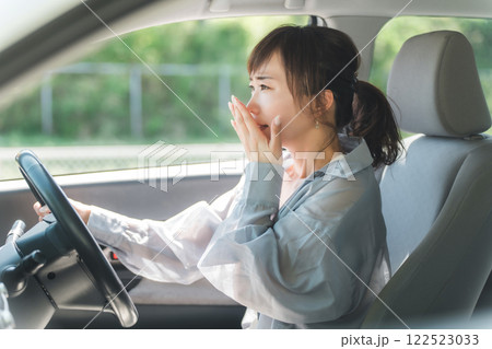 交通トラブルに巻き込まれた女性ドライバー(不注意・交通事故・驚く) 交通トラブルに巻き込まれた女性ドライバー(不注意・交通事故・驚く) 122523033