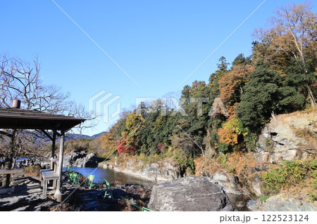 秩父長瀞の荒川と紅葉の風景 122523124