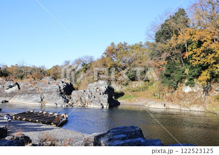 秩父長瀞の荒川と紅葉の風景 122523125
