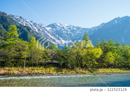 上高地　河童橋周辺　穂高連峰 《新緑風景》 122523129