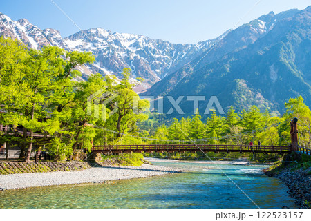 上高地　河童橋　穂高連峰 《新緑風景》 122523157