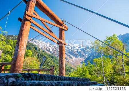 上高地　河童橋　穂高連峰 《新緑風景》 122523158