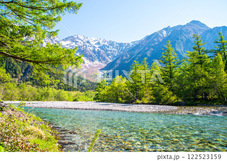 上高地　河童橋周辺　穂高連峰 《新緑風景》 122523159
