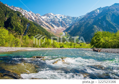 上高地　河童橋周辺　穂高連峰 《新緑風景》 122523166