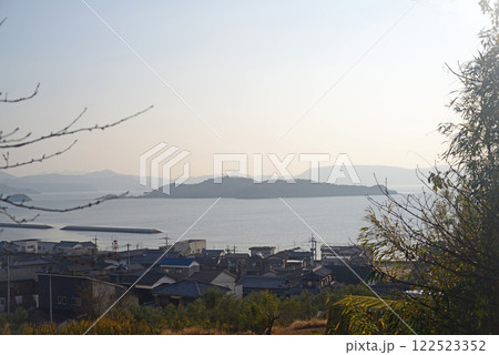 小豆島土庄町鹿島村山道から瀬戸内海を臨む 122523352