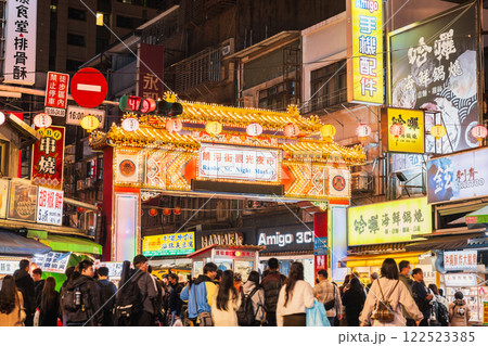 台北　饒河街夜市　※一部ソフトフォーカス 122523385
