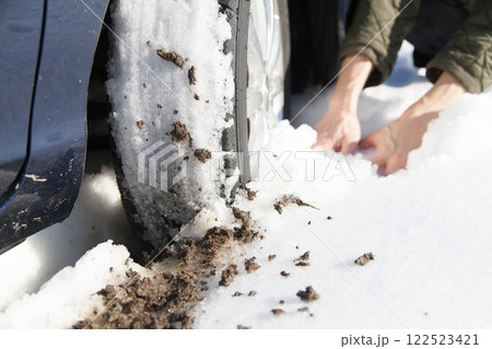 雪道で車がスタックする 122523421