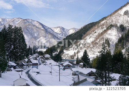 冬の雪山と田舎集落の朝 122523705