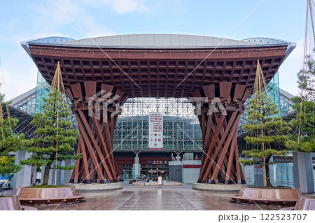 冬の青空に映える金沢の鼓門 122523707
