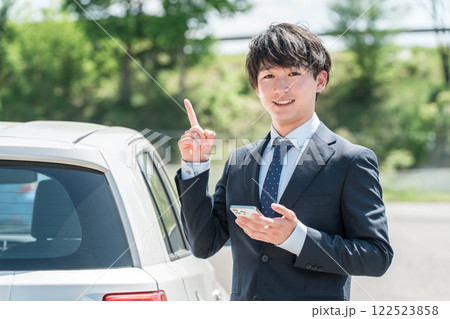 車の査定をするカーディーラの査定士・営業マンの若いアジア人男性 車の査定をするカーディーラの査定士・営業マンの若いアジア人男性 122523858