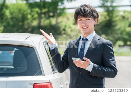 車の査定をするカーディーラの査定士・営業マンの若いアジア人男性 122523859