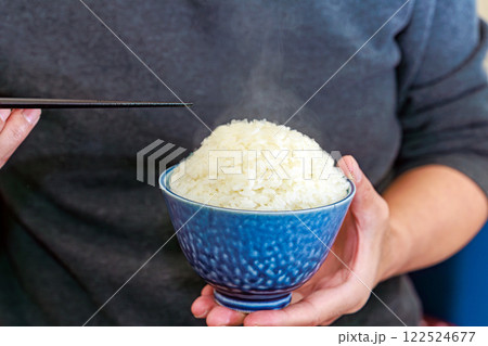 大盛りご飯を持つ男性 大盛りご飯を持つ男性 122524677