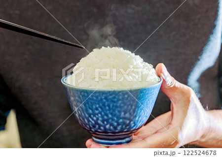 大盛りご飯を持つ男性 122524678